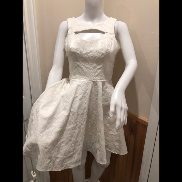 Beautiful ivory dress worn once - Picture 2 of 6